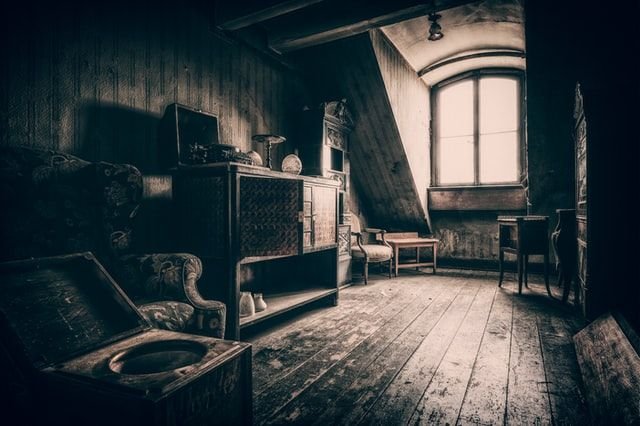 الأشياء العتيقة peter herrmann XnoOrTIjgjw unsplash - الأشياء العتيقة